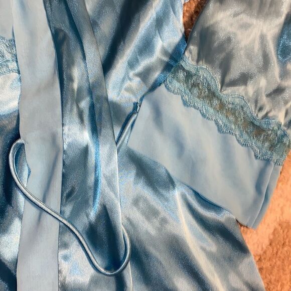 Delicates Silky and Laced Nightgown and Robe Bundle - Picture 5 of 9